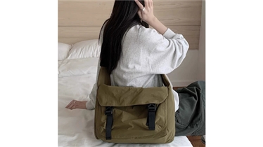 กระเป๋าสะพายข้างขนาดใหญ่ ของสมนาคุณที่ตอบโจทย์การใช้งานจริง