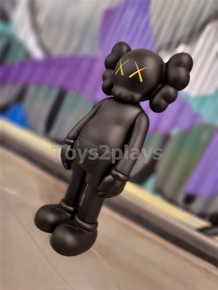 KAWS Companion Open Edition Vinyl Figure Black สินค้าตัวโชว์